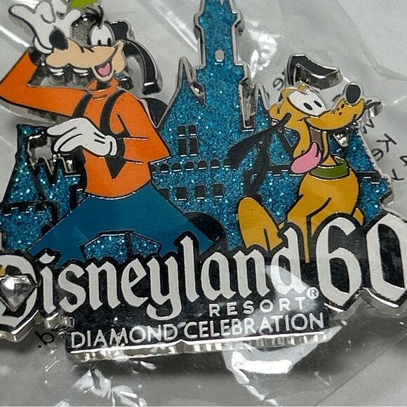New Disneyland 60th Resort Diamond Celebration Goofy & Pluto Pin - Picture 2 of 3